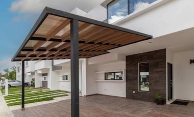 VENTA DE CASA DE TRES RECAMARAS UBICADA A 10 MINUTOS DEL MAR EN PLAYA DEL CARMEN