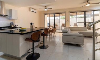 VENTA DE CASA DE TRES RECAMARAS UBICADA A 10 MINUTOS DEL MAR EN PLAYA DEL CARMEN