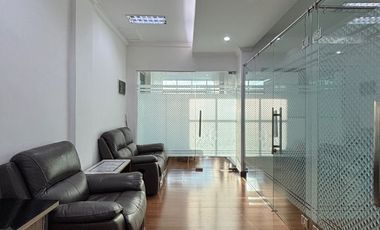 MINI BUILDING 4 LANTAI PLUS ROOFTOP, BANGUNAN TERAWAT DAN SIAP HUNI.