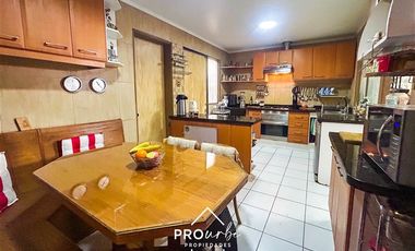 Casa en Venta en Bajó de precio, cercana al metro Los Dominicos. Seguridad.