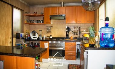 Casa en Venta en Bajó de precio, cercana al metro Los Dominicos. Seguridad.