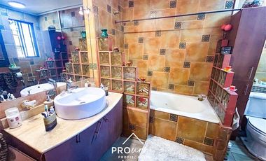 Casa en Venta en Bajó de precio, cercana al metro Los Dominicos. Seguridad.