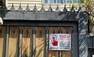 Casa en Venta en Bajó de precio, cercana al metro Los Dominicos. Seguridad.