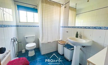 Casa en Venta en Bajó de precio, cercana al metro Los Dominicos. Seguridad.