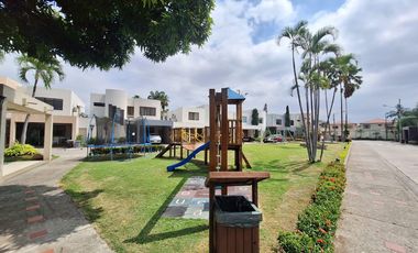 Casa en venta de 4 dormitorios, Urb. Terranova, sector UEES, Vía Samborondón