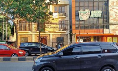 Gedung 3 lantai di Pusat Bisnis Ciputat Raya