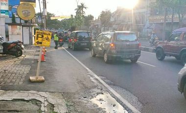 Gedung 3 lantai di Pusat Bisnis Ciputat Raya