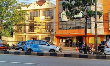 Gedung 3 lantai di Pusat Bisnis Ciputat Raya