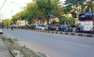 Gedung 3 lantai di Pusat Bisnis Ciputat Raya