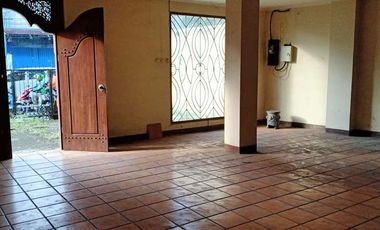 Gedung 3 lantai di Pusat Bisnis Ciputat Raya