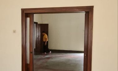 Rumah Belanda sayap Cipaganti Cihampelas dekat ayam goreng Suharti