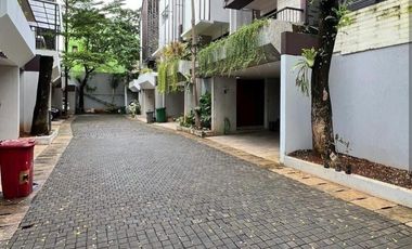 DIJUAL RUMAH  TOWN HOUSE  ON GATE 24 JAM KEAMANAAN  BANGKA - KEMANG