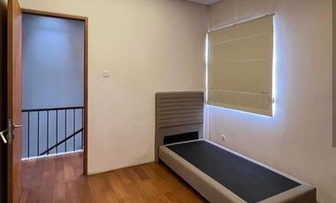 DIJUAL RUMAH  TOWN HOUSE  ON GATE 24 JAM KEAMANAAN  BANGKA - KEMANG