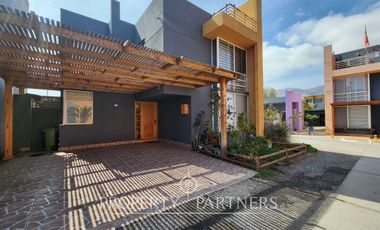 Hermosa y amplia casa en arriendo  con o sin compromiso de compra en Av. Las Palmeras