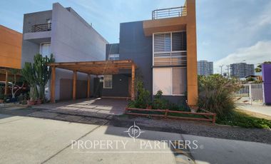 Hermosa y amplia casa en arriendo  con o sin compromiso de compra en Av. Las Palmeras