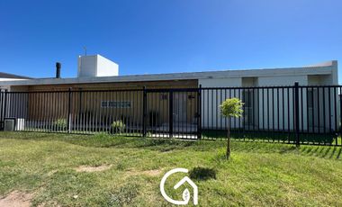 Casa en Venta de 3 Dormitorios en Barrio Piedras Blancas- Fernandez Oro