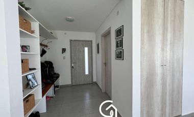 Casa en Venta de 3 Dormitorios en Barrio Piedras Blancas- Fernandez Oro