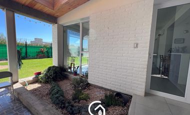 Casa en Venta de 3 Dormitorios en Barrio Piedras Blancas- Fernandez Oro