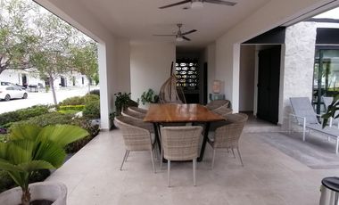 Capittala CASA en RENTA, 3 recámaras, privada con amenidades!!!