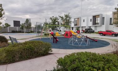 Capittala CASA en RENTA, 3 recámaras, privada con amenidades!!!