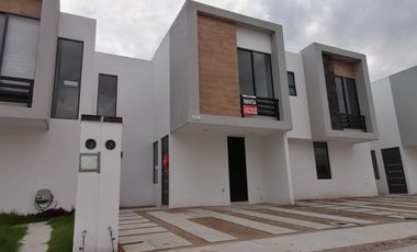 Capittala CASA en RENTA, 3 recámaras, privada con amenidades!!!