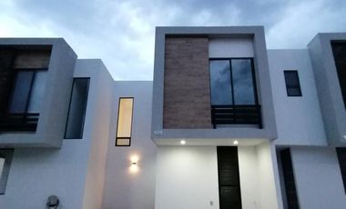 Capittala CASA en RENTA, 3 recámaras, privada con amenidades!!!