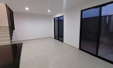 Capittala CASA en RENTA, 3 recámaras, privada con amenidades!!!