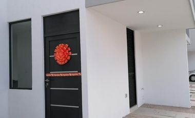 Capittala CASA en RENTA, 3 recámaras, privada con amenidades!!!