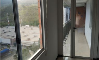 Alquilo Amplio apartamento PentHouse Dúplex frente a chipichape Norte