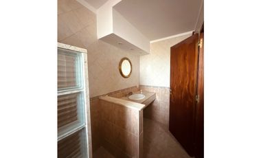 VENTA CHALET DE 4 AMB.C/ PARQUE, QUINCHO Y GARAGE.CONSTITUCION