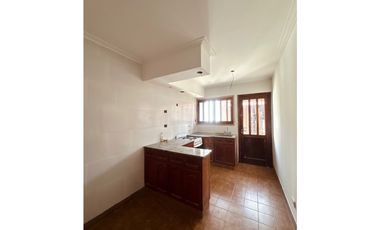 VENTA CHALET DE 4 AMB.C/ PARQUE, QUINCHO Y GARAGE.CONSTITUCION