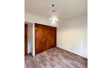 VENTA CHALET DE 4 AMB.C/ PARQUE, QUINCHO Y GARAGE.CONSTITUCION