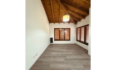 VENTA CHALET DE 4 AMB.C/ PARQUE, QUINCHO Y GARAGE.CONSTITUCION