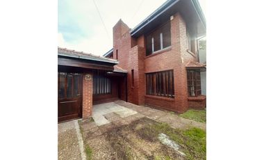 VENTA CHALET DE 4 AMB.C/ PARQUE, QUINCHO Y GARAGE.CONSTITUCION