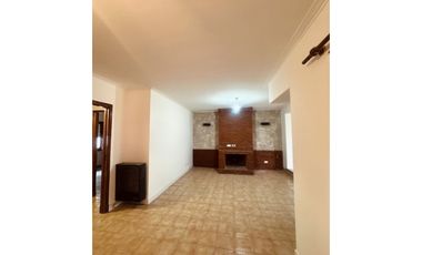 VENTA CHALET DE 4 AMB.C/ PARQUE, QUINCHO Y GARAGE.CONSTITUCION