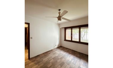 VENTA CHALET DE 4 AMB.C/ PARQUE, QUINCHO Y GARAGE.CONSTITUCION