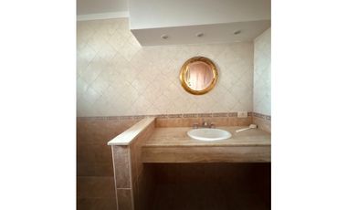 VENTA CHALET DE 4 AMB.C/ PARQUE, QUINCHO Y GARAGE.CONSTITUCION