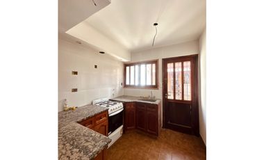 VENTA CHALET DE 4 AMB.C/ PARQUE, QUINCHO Y GARAGE.CONSTITUCION