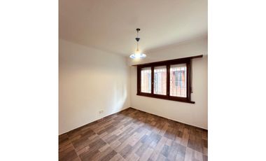 VENTA CHALET DE 4 AMB.C/ PARQUE, QUINCHO Y GARAGE.CONSTITUCION