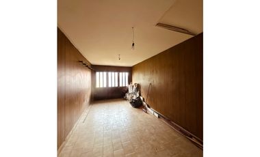 VENTA CHALET DE 4 AMB.C/ PARQUE, QUINCHO Y GARAGE.CONSTITUCION