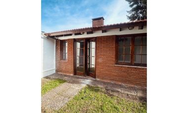 VENTA CHALET DE 4 AMB.C/ PARQUE, QUINCHO Y GARAGE.CONSTITUCION