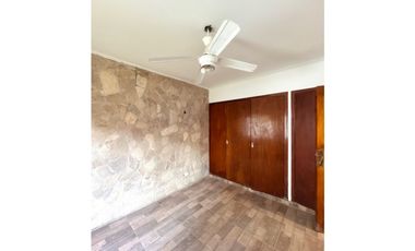 VENTA CHALET DE 4 AMB.C/ PARQUE, QUINCHO Y GARAGE.CONSTITUCION