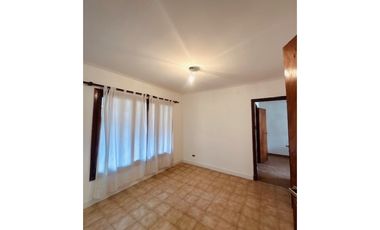 VENTA CHALET DE 4 AMB.C/ PARQUE, QUINCHO Y GARAGE.CONSTITUCION