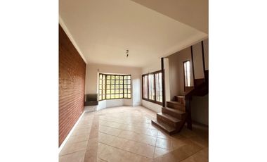 VENTA CHALET DE 4 AMB.C/ PARQUE, QUINCHO Y GARAGE.CONSTITUCION