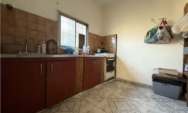 Urdaneta 17, entre Cristiania y Albarracín - Vivienda y local