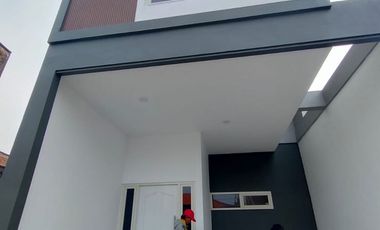 Rumah 2 lantai di Tengah Kota Surabaya