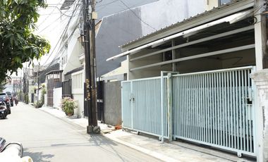 Jual Rumah 2 Lantai Strategis Dekat Stasiun Palmerah Siap KPR J-18457