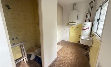Casa 3amb. c/dependencia y cochera
