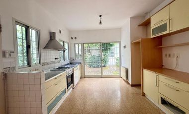 Casa 3amb. c/dependencia y cochera