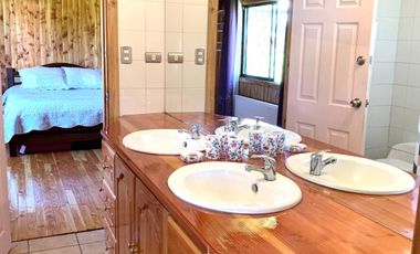 Casona mas 4 cabañas amobladas en terreno de 1,2Ha